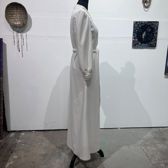Sabrina exclusively for Mervyn’s 1970’s cream robe - Picture 5 of 10